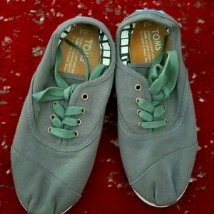 NWOT Tom's Grey Size 1.5Y Low Top Sneakers